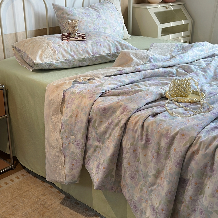 91家纺网 家纺一手货源 找家纺 绫韵家纺 2025夏季新品A类全棉纯棉双层纱法式大花边夏被空调被四件套 国色芳华-紫