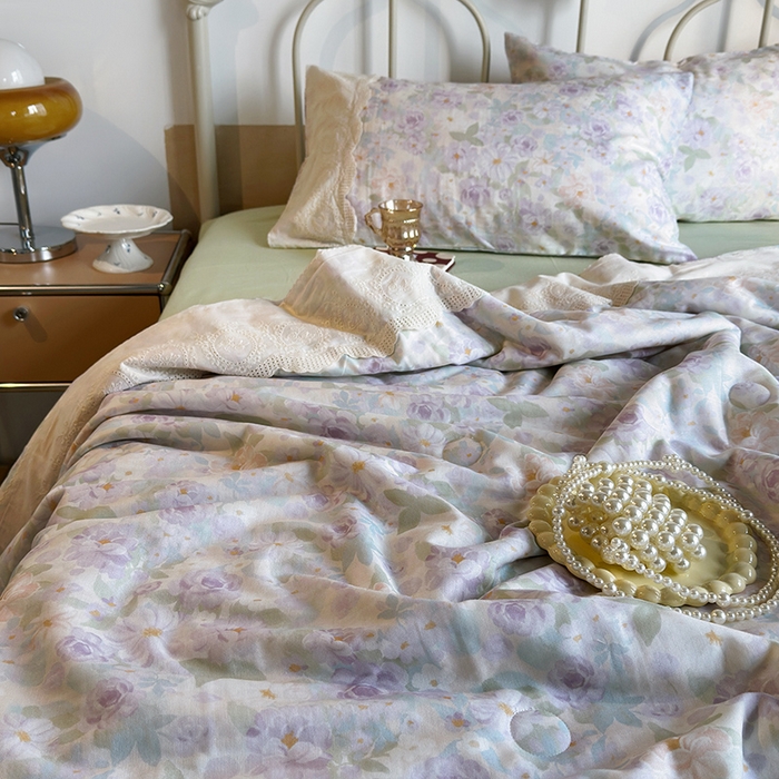 91家纺网 家纺一手货源 找家纺 绫韵家纺 2025夏季新品A类全棉纯棉双层纱法式大花边夏被空调被四件套 国色芳华-紫