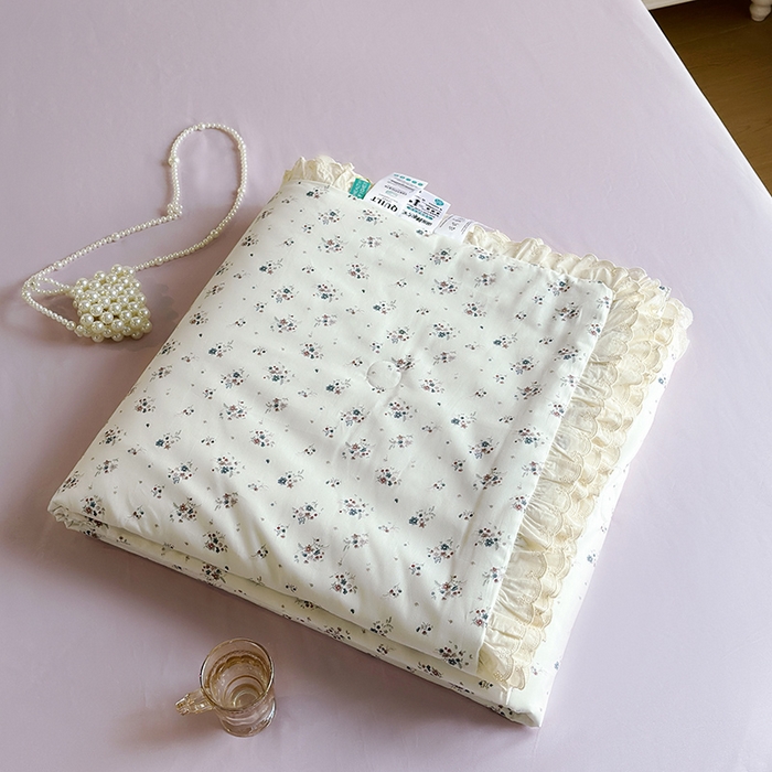 91家纺网 家纺一手货源 找家纺 绫韵家纺 2025新品夏季韩式浪漫小花边空调被夏被薄被子套件系列 蔓延