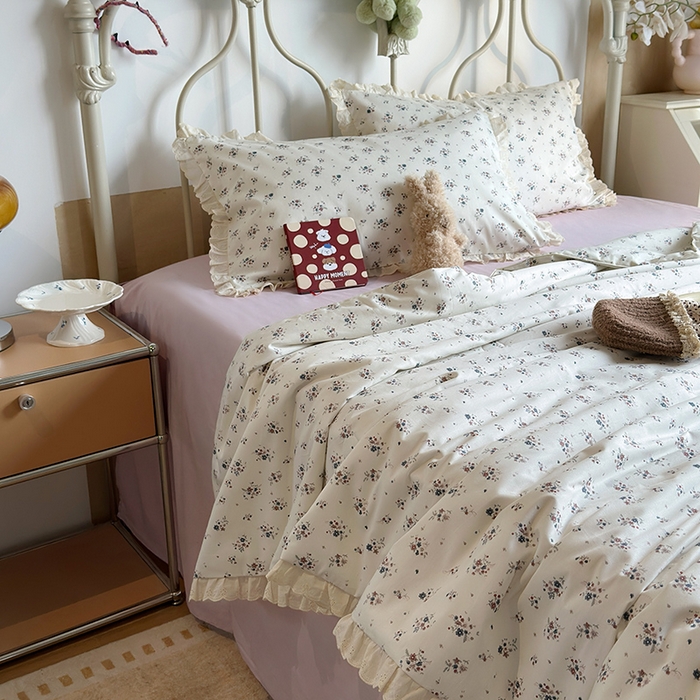 91家纺网 家纺一手货源 找家纺 绫韵家纺 2025新品夏季韩式浪漫小花边空调被夏被薄被子套件系列 蔓延