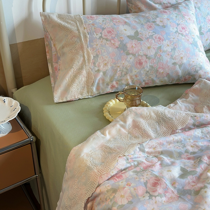 91家纺网 家纺一手货源 找家纺 绫韵家纺 2025夏季新品A类全棉纯棉双层纱法式大花边夏被空调被四件套 国色芳华-粉