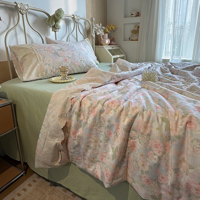 91家纺网 家纺一手货源 找家纺 绫韵家纺 2025夏季新品A类全棉纯棉双层纱法式大花边夏被空调被四件套 国色芳华-粉