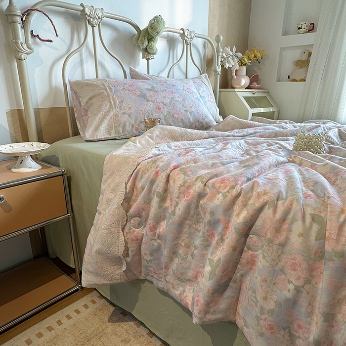 91家纺网 家纺一手货源 找家纺 绫韵家纺 2025夏季新品A类全棉纯棉双层纱法式大花边夏被空调被四件套 国色芳华-粉