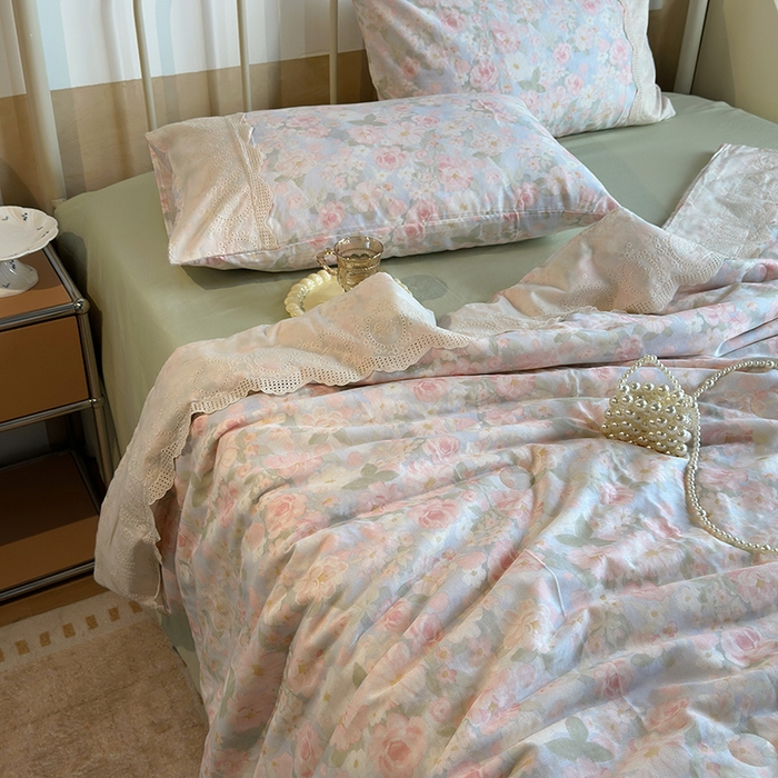 91家纺网 家纺一手货源 找家纺 绫韵家纺 2025夏季新品A类全棉纯棉双层纱法式大花边夏被空调被四件套 国色芳华-粉