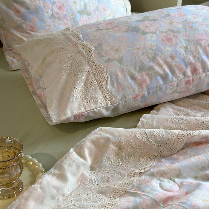 91家纺网 家纺一手货源 找家纺 绫韵家纺 2025夏季新品A类全棉纯棉双层纱法式大花边夏被空调被四件套 国色芳华-粉