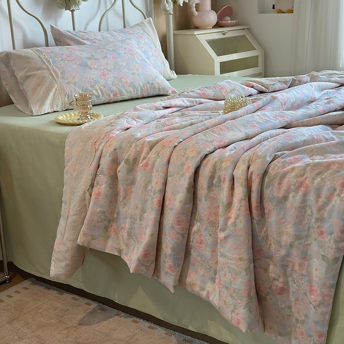 91家纺网 家纺一手货源 找家纺 绫韵家纺 2025夏季新品A类全棉纯棉双层纱法式大花边夏被空调被四件套 国色芳华-粉