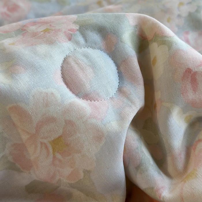 91家纺网 家纺一手货源 找家纺 绫韵家纺 2025夏季新品A类全棉纯棉双层纱法式大花边夏被空调被四件套 国色芳华-粉