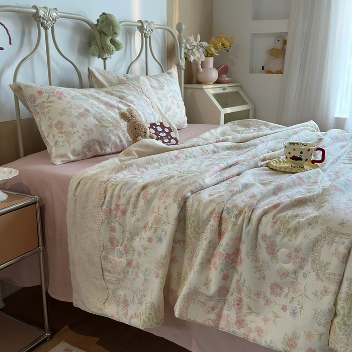 91家纺网 家纺一手货源 找家纺 绫韵家纺 2025夏季新品A类全棉纯棉双层纱法式大花边夏被空调被四件套 庄园秘境