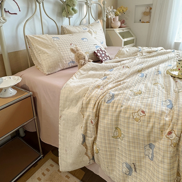 91家纺网 家纺一手货源 找家纺 绫韵家纺 2025夏季新品A类全棉纯棉双层纱法式大花边夏被空调被四件套 星月小熊蓝