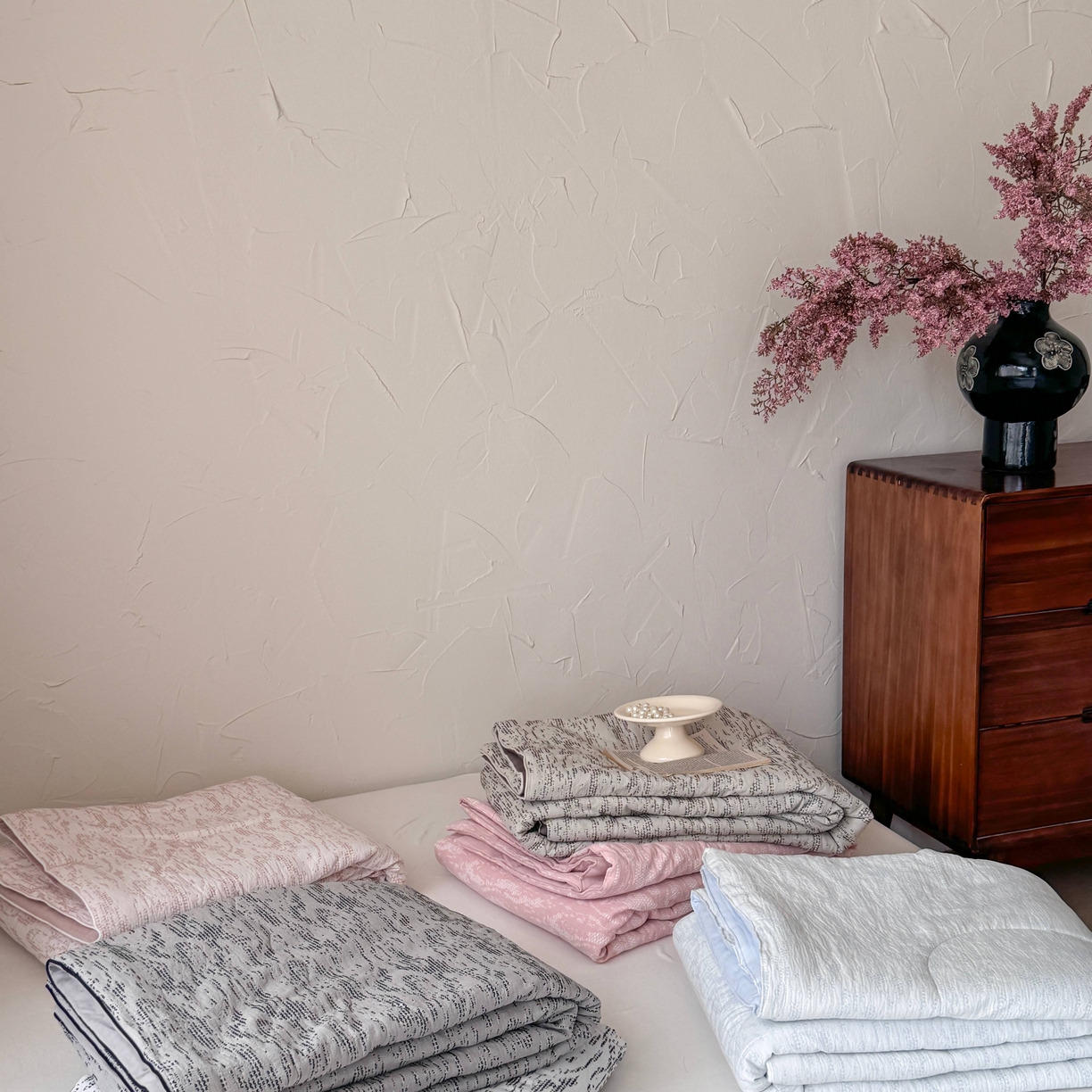 91家纺网 家纺一手货源 找家纺 山舍家居 2025春夏新款色织针刺子提花夏被夏凉被空调被四件套 组合图仅供展示