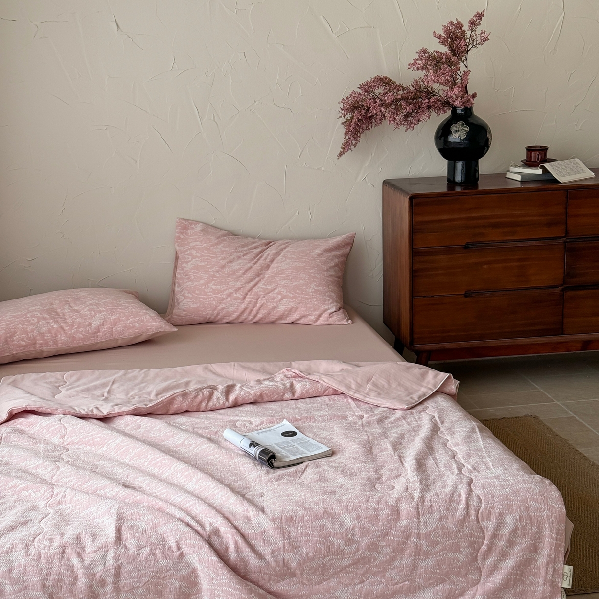 91家纺网 家纺一手货源 找家纺 山舍家居 2025春夏新款色织针刺子提花夏被夏凉被空调被四件套 無由-粉