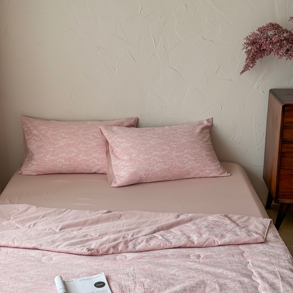 91家纺网 家纺一手货源 找家纺 山舍家居 2025春夏新款色织针刺子提花夏被夏凉被空调被四件套 無由-粉