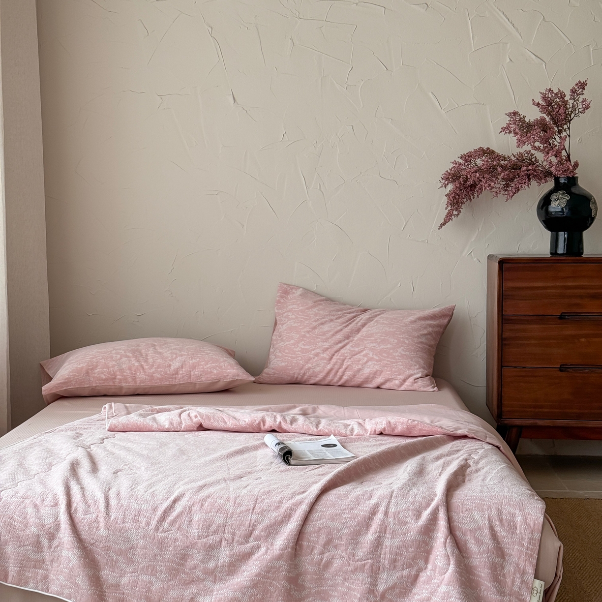 91家纺网 家纺一手货源 找家纺 山舍家居 2025春夏新款色织针刺子提花夏被夏凉被空调被四件套 無由-粉