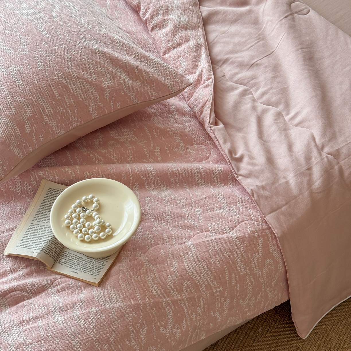 91家纺网 家纺一手货源 找家纺 山舍家居 2025春夏新款色织针刺子提花夏被夏凉被空调被四件套 無由-粉