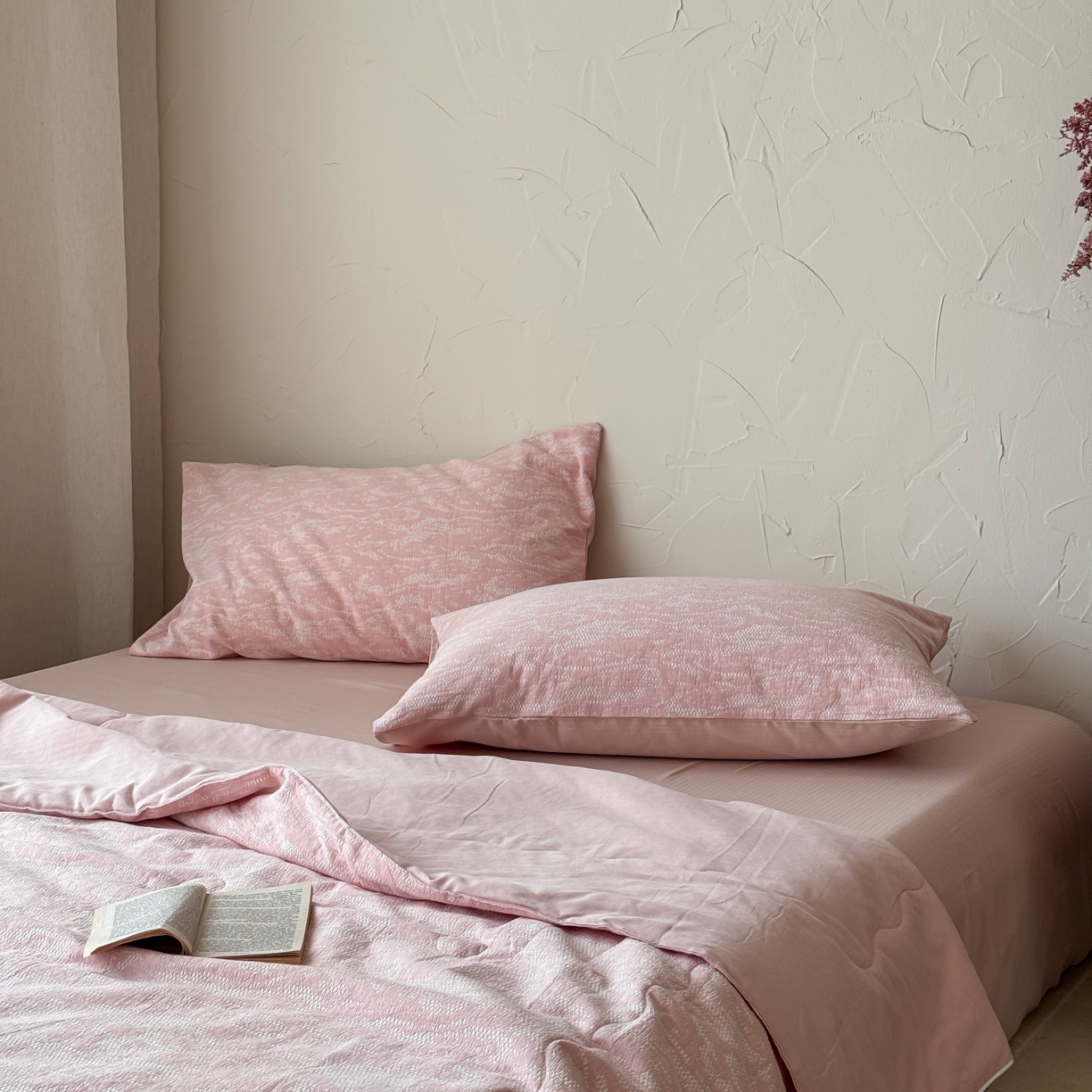 91家纺网 家纺一手货源 找家纺 山舍家居 2025春夏新款色织针刺子提花夏被夏凉被空调被四件套 無由-粉