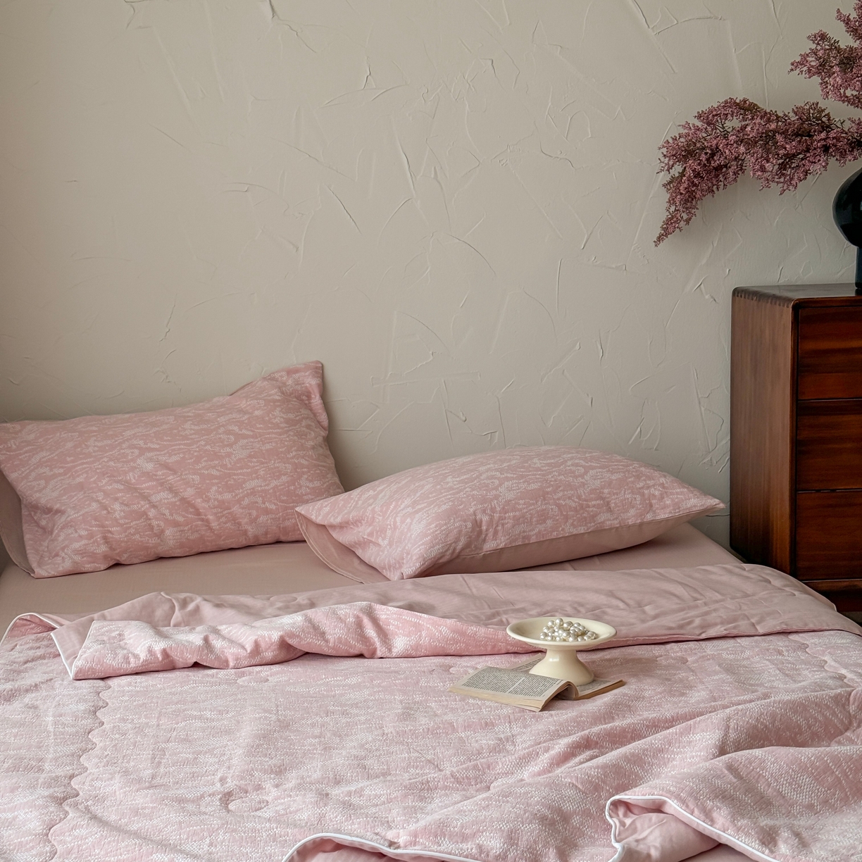 91家纺网 家纺一手货源 找家纺 山舍家居 2025春夏新款色织针刺子提花夏被夏凉被空调被四件套 無由-粉