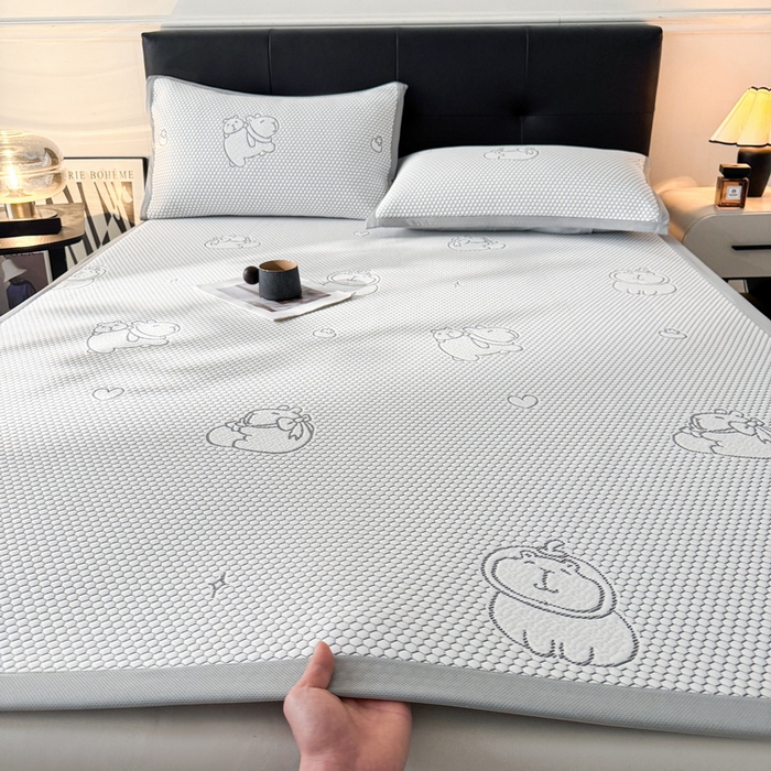 91家纺网 家纺一手货源 找家纺 LIFE.丽芙 2025春夏季新品A类针织提花冰凉豆豆凉感软席子平铺绑带款冰丝凉席三件套（450克）-风格一 卡皮巴拉-灰