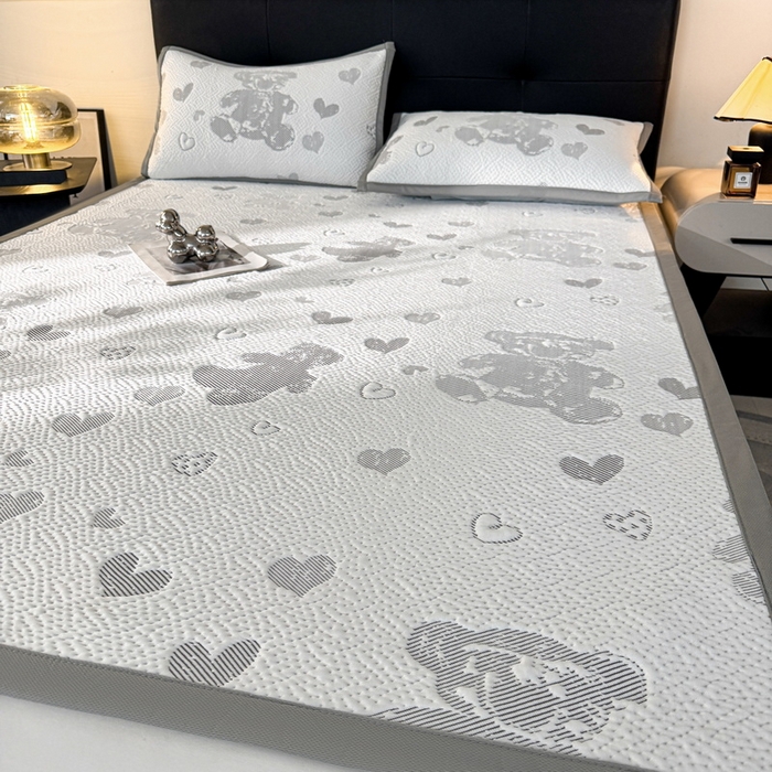 91家纺网 家纺一手货源 找家纺 LIFE.丽芙 2025春夏季新品A类针织提花冰凉豆豆凉感软席子平铺绑带款冰丝凉席三件套（450克）-风格一 熊世界-灰