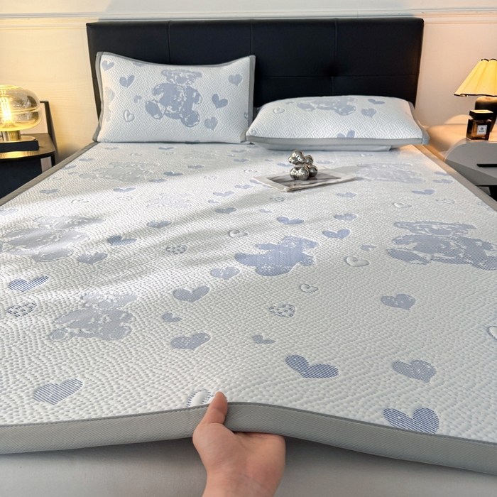 91家纺网 家纺一手货源 找家纺 LIFE.丽芙 2025春夏季新品A类针织提花冰凉豆豆凉感软席子平铺绑带款冰丝凉席三件套（450克）-风格一 熊世界-海蓝