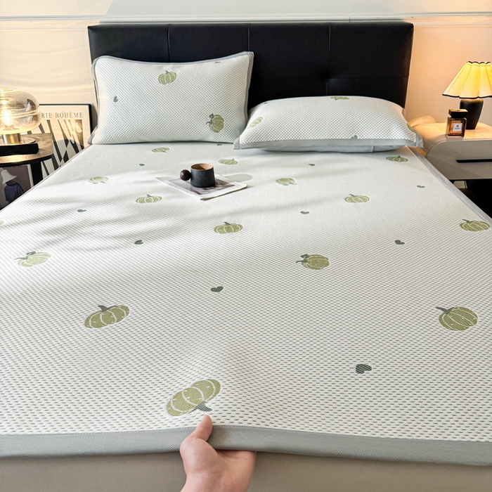 91家纺网 家纺一手货源 找家纺 LIFE.丽芙 2025春夏季新品A类针织提花冰凉豆豆凉感软席子平铺绑带款冰丝凉席三件套（450克）-风格一 南瓜-绿