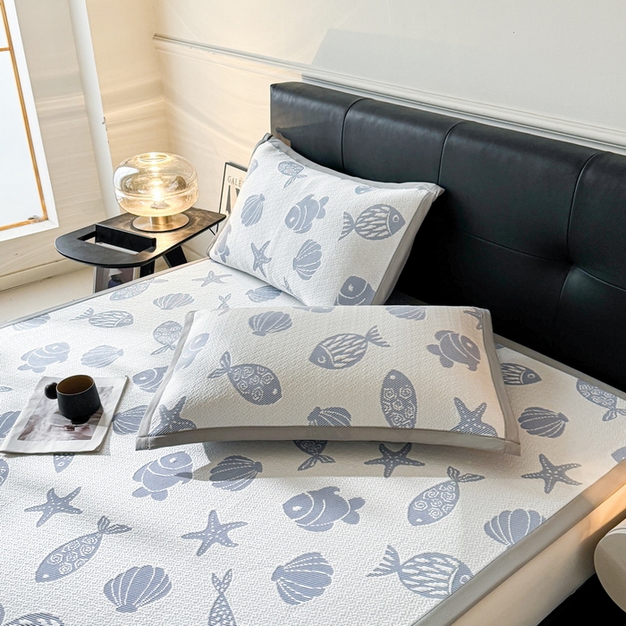 91家纺网 家纺一手货源 找家纺 LIFE.丽芙 2025春夏季新品A类针织提花冰凉豆豆凉感软席子平铺绑带款冰丝凉席三件套（450克）-风格一 海底世界-海蓝