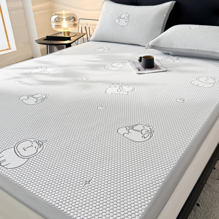 91家纺网 家纺一手货源 找家纺 LIFE.丽芙 2025春夏季新品A类针织提花冰凉豆豆凉感软席子平铺绑带款冰丝凉席三件套（450克）-风格一 卡皮巴拉-灰