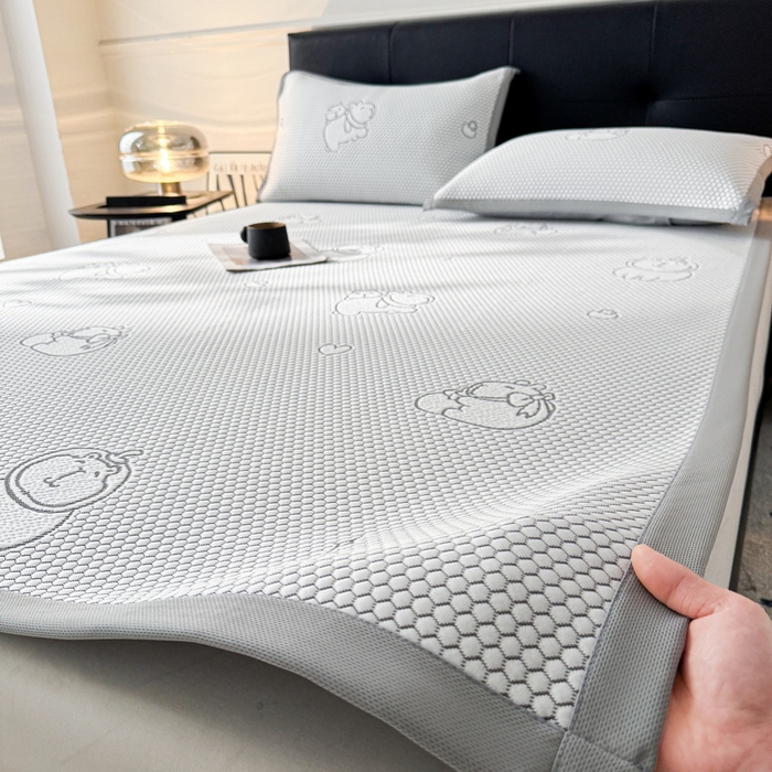 91家纺网 家纺一手货源 找家纺 LIFE.丽芙 2025春夏季新品A类针织提花冰凉豆豆凉感软席子平铺绑带款冰丝凉席三件套（450克）-风格一 卡皮巴拉-灰