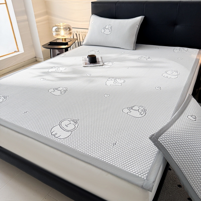 91家纺网 家纺一手货源 找家纺 LIFE.丽芙 2025春夏季新品A类针织提花冰凉豆豆凉感软席子平铺绑带款冰丝凉席三件套（450克）-风格一 卡皮巴拉-灰