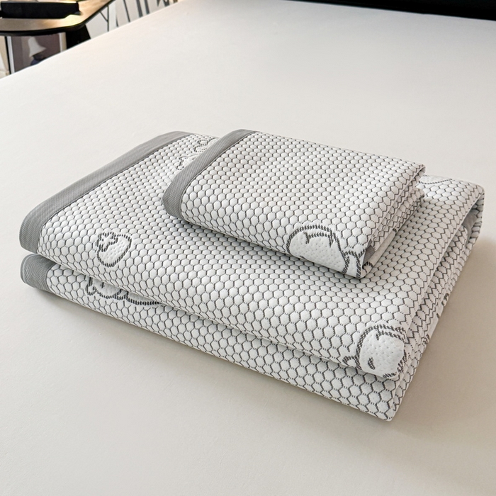 91家纺网 家纺一手货源 找家纺 LIFE.丽芙 2025春夏季新品A类针织提花冰凉豆豆凉感软席子平铺绑带款冰丝凉席三件套（450克）-风格一 卡皮巴拉-灰