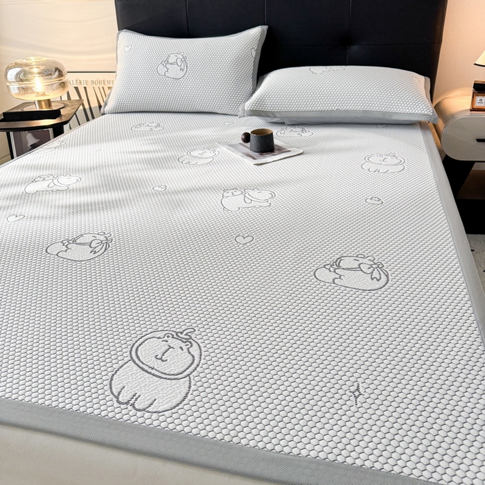 91家纺网 家纺一手货源 找家纺 LIFE.丽芙 2025春夏季新品A类针织提花冰凉豆豆凉感软席子平铺绑带款冰丝凉席三件套（450克）-风格一 卡皮巴拉-灰