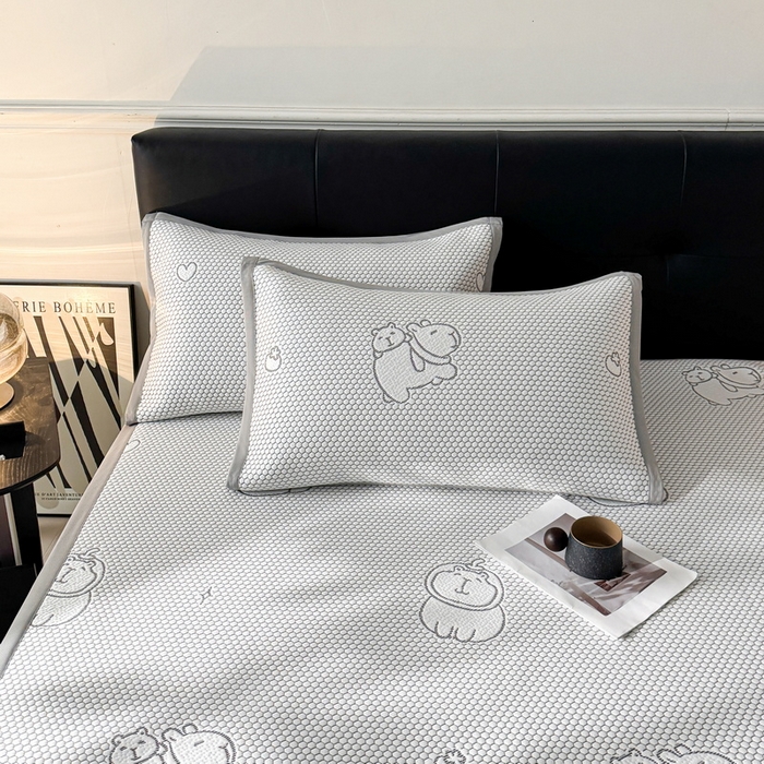 91家纺网 家纺一手货源 找家纺 LIFE.丽芙 2025春夏季新品A类针织提花冰凉豆豆凉感软席子平铺绑带款冰丝凉席三件套（450克）-风格一 卡皮巴拉-灰