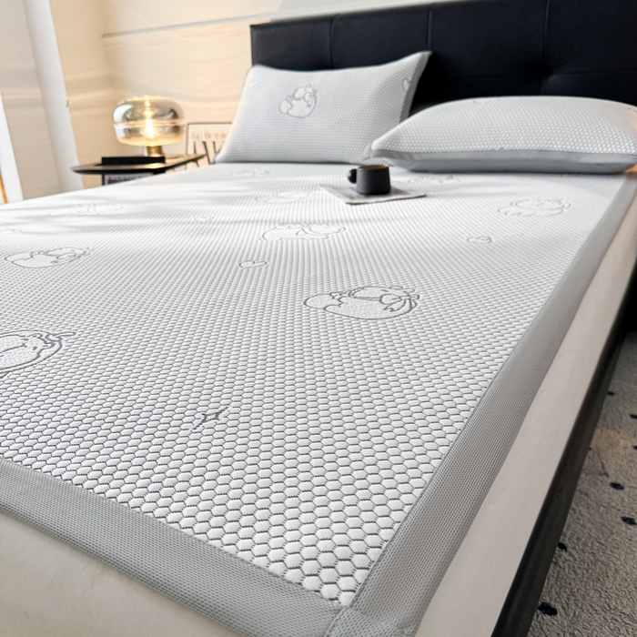 91家纺网 家纺一手货源 找家纺 LIFE.丽芙 2025春夏季新品A类针织提花冰凉豆豆凉感软席子平铺绑带款冰丝凉席三件套（450克）-风格一 卡皮巴拉-灰