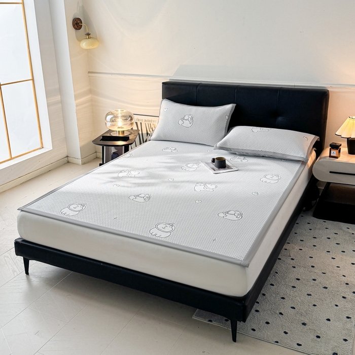 91家纺网 家纺一手货源 找家纺 LIFE.丽芙 2025春夏季新品A类针织提花冰凉豆豆凉感软席子平铺绑带款冰丝凉席三件套（450克）-风格一 卡皮巴拉-灰