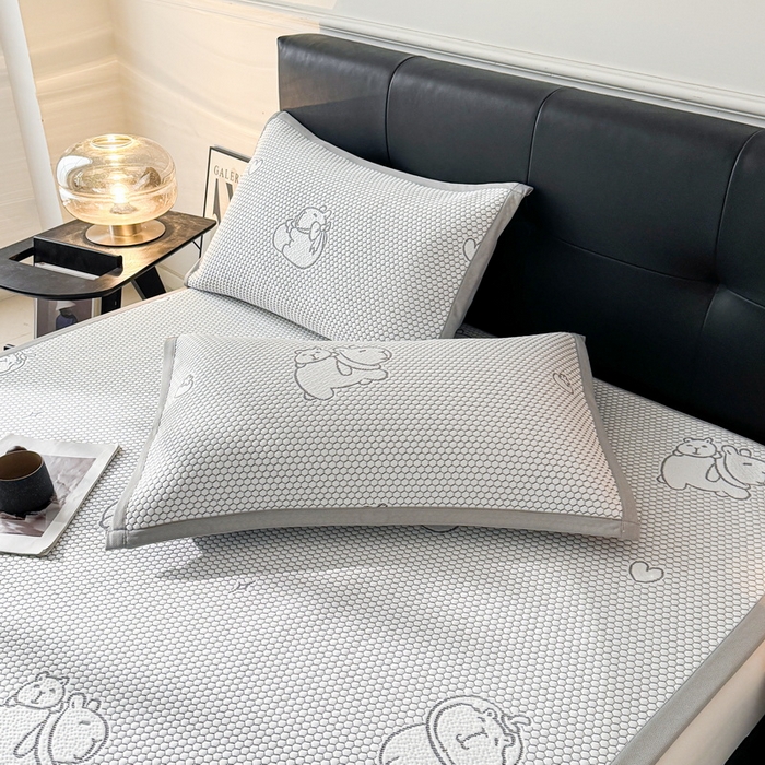 91家纺网 家纺一手货源 找家纺 LIFE.丽芙 2025春夏季新品A类针织提花冰凉豆豆凉感软席子平铺绑带款冰丝凉席三件套（450克）-风格一 卡皮巴拉-灰