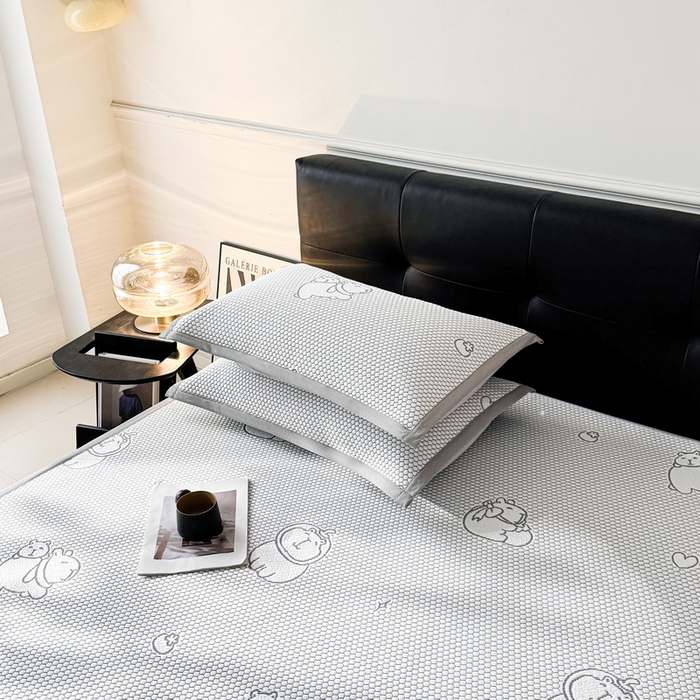 91家纺网 家纺一手货源 找家纺 LIFE.丽芙 2025春夏季新品A类针织提花冰凉豆豆凉感软席子平铺绑带款冰丝凉席三件套（450克）-风格一 卡皮巴拉-灰