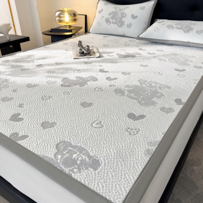 91家纺网 家纺一手货源 找家纺 LIFE.丽芙 2025春夏季新品A类针织提花冰凉豆豆凉感软席子平铺绑带款冰丝凉席三件套（450克）-风格一 熊世界-灰