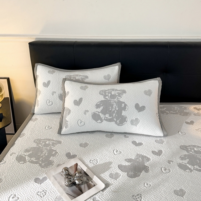 91家纺网 家纺一手货源 找家纺 LIFE.丽芙 2025春夏季新品A类针织提花冰凉豆豆凉感软席子平铺绑带款冰丝凉席三件套（450克）-风格一 熊世界-灰