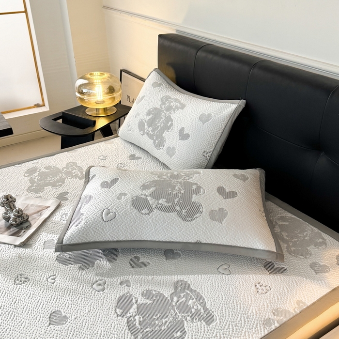 91家纺网 家纺一手货源 找家纺 LIFE.丽芙 2025春夏季新品A类针织提花冰凉豆豆凉感软席子平铺绑带款冰丝凉席三件套（450克）-风格一 熊世界-灰