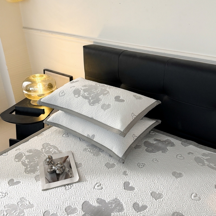 91家纺网 家纺一手货源 找家纺 LIFE.丽芙 2025春夏季新品A类针织提花冰凉豆豆凉感软席子平铺绑带款冰丝凉席三件套（450克）-风格一 熊世界-灰