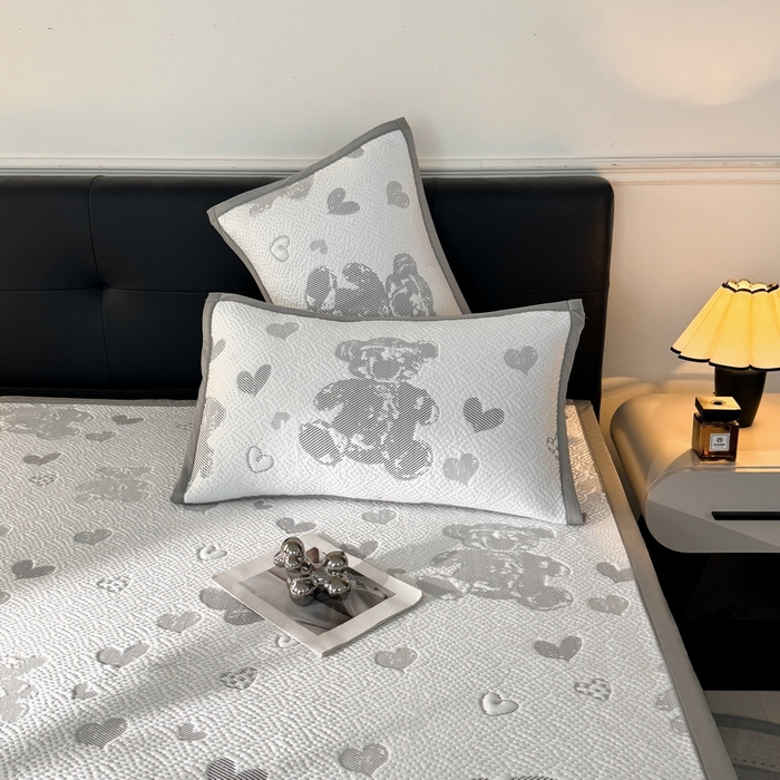 91家纺网 家纺一手货源 找家纺 LIFE.丽芙 2025春夏季新品A类针织提花冰凉豆豆凉感软席子平铺绑带款冰丝凉席三件套（450克）-风格一 熊世界-灰