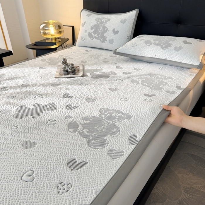 91家纺网 家纺一手货源 找家纺 LIFE.丽芙 2025春夏季新品A类针织提花冰凉豆豆凉感软席子平铺绑带款冰丝凉席三件套（450克）-风格一 熊世界-灰