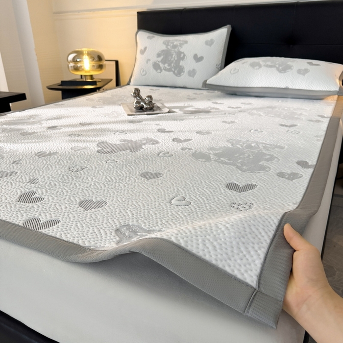 91家纺网 家纺一手货源 找家纺 LIFE.丽芙 2025春夏季新品A类针织提花冰凉豆豆凉感软席子平铺绑带款冰丝凉席三件套（450克）-风格一 熊世界-灰