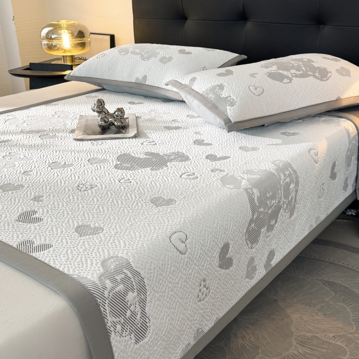 91家纺网 家纺一手货源 找家纺 LIFE.丽芙 2025春夏季新品A类针织提花冰凉豆豆凉感软席子平铺绑带款冰丝凉席三件套（450克）-风格一 熊世界-灰