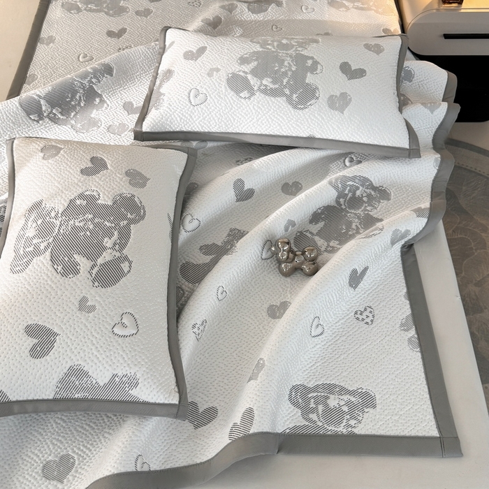 91家纺网 家纺一手货源 找家纺 LIFE.丽芙 2025春夏季新品A类针织提花冰凉豆豆凉感软席子平铺绑带款冰丝凉席三件套（450克）-风格一 熊世界-灰