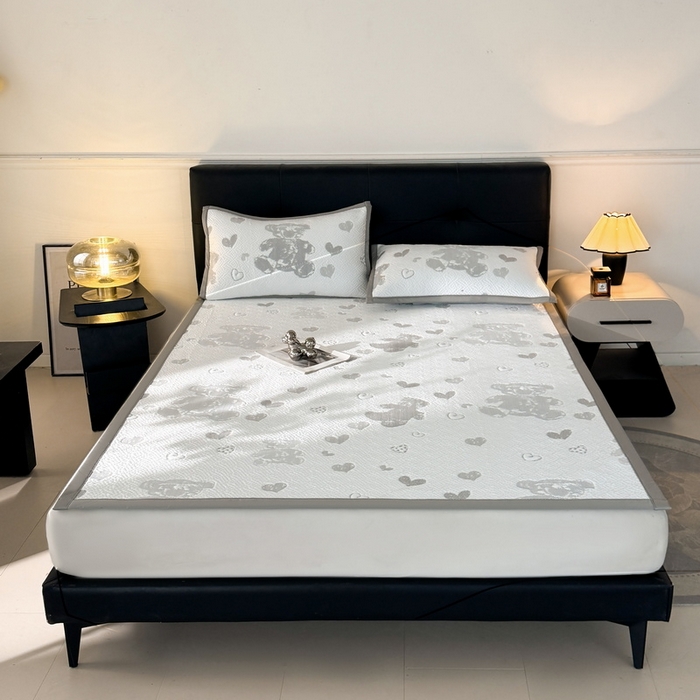 91家纺网 家纺一手货源 找家纺 LIFE.丽芙 2025春夏季新品A类针织提花冰凉豆豆凉感软席子平铺绑带款冰丝凉席三件套（450克）-风格一 熊世界-灰