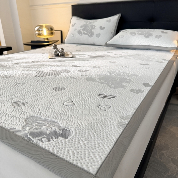 91家纺网 家纺一手货源 找家纺 LIFE.丽芙 2025春夏季新品A类针织提花冰凉豆豆凉感软席子平铺绑带款冰丝凉席三件套（450克）-风格一 熊世界-灰