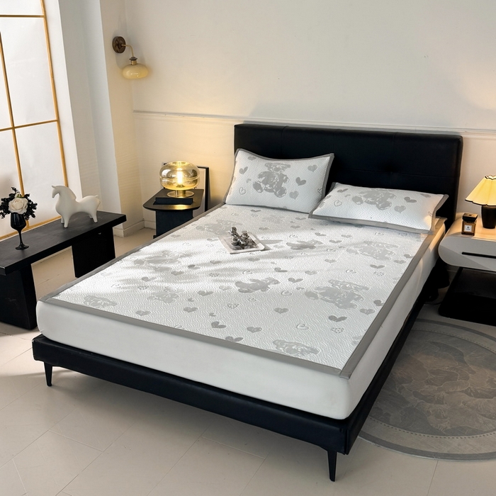 91家纺网 家纺一手货源 找家纺 LIFE.丽芙 2025春夏季新品A类针织提花冰凉豆豆凉感软席子平铺绑带款冰丝凉席三件套（450克）-风格一 熊世界-灰