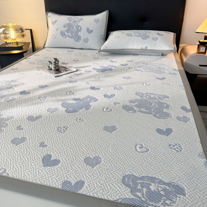 91家纺网 家纺一手货源 找家纺 LIFE.丽芙 2025春夏季新品A类针织提花冰凉豆豆凉感软席子平铺绑带款冰丝凉席三件套（450克）-风格一 熊世界-海蓝