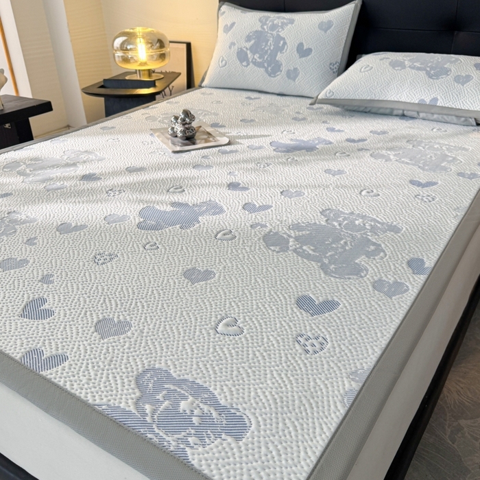 91家纺网 家纺一手货源 找家纺 LIFE.丽芙 2025春夏季新品A类针织提花冰凉豆豆凉感软席子平铺绑带款冰丝凉席三件套（450克）-风格一 熊世界-海蓝