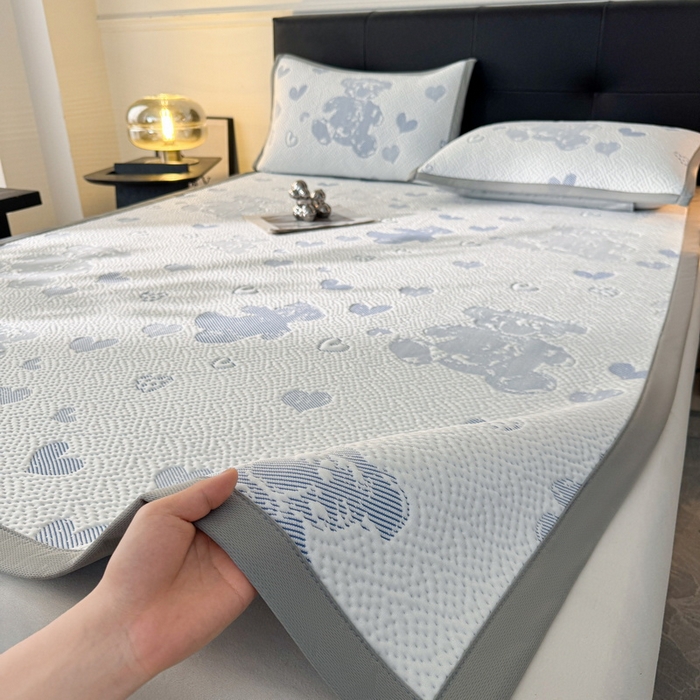 91家纺网 家纺一手货源 找家纺 LIFE.丽芙 2025春夏季新品A类针织提花冰凉豆豆凉感软席子平铺绑带款冰丝凉席三件套（450克）-风格一 熊世界-海蓝